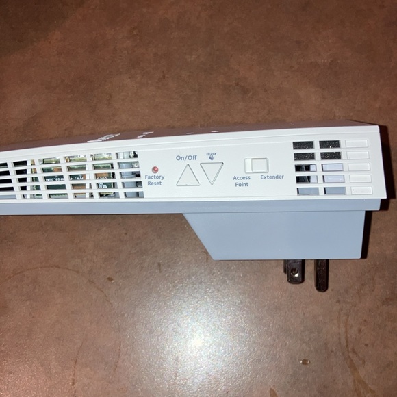 Nighthawk® X4 Dual-band WiFi Mesh Extender, 2.2Gbps, Wall-plug, Internal Antenna - Picture 4 of 4